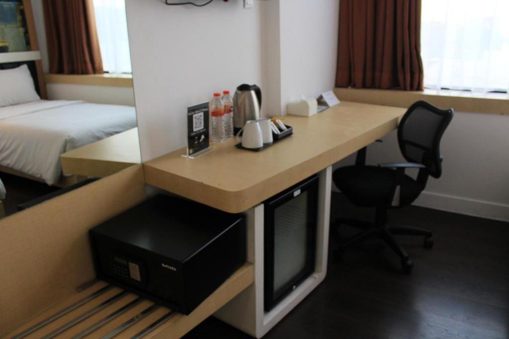 Brits Hotel Караванг Екстериор снимка