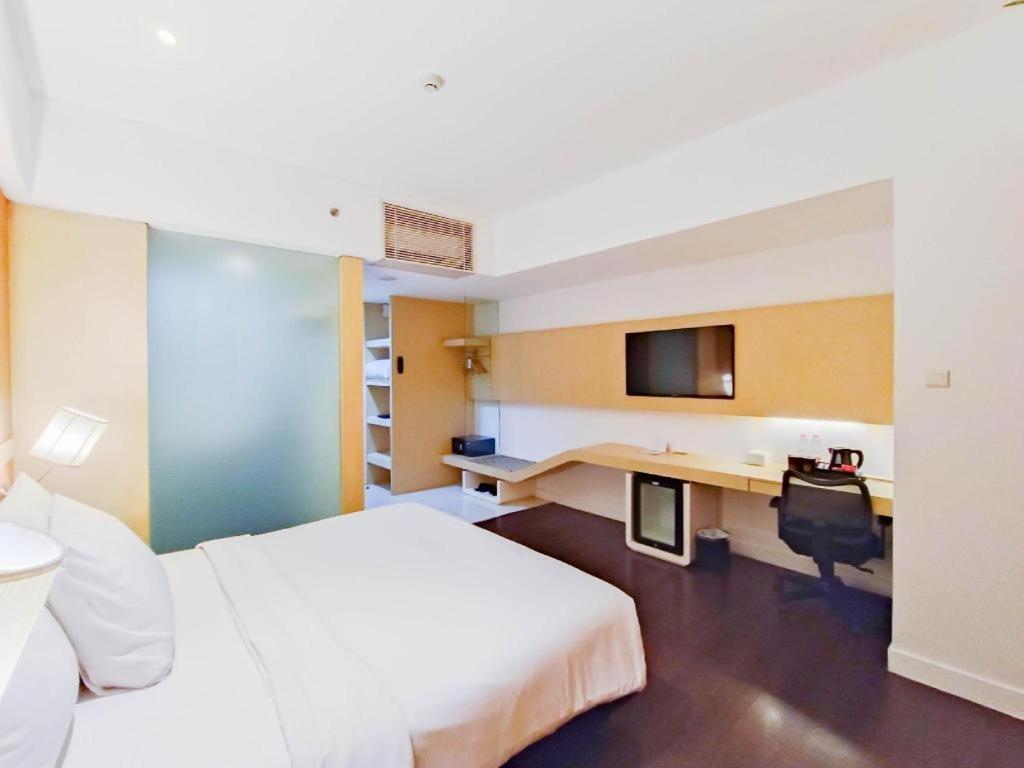 Brits Hotel Караванг Екстериор снимка