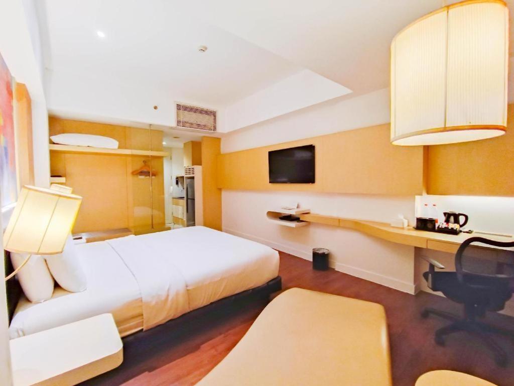 Brits Hotel Караванг Екстериор снимка