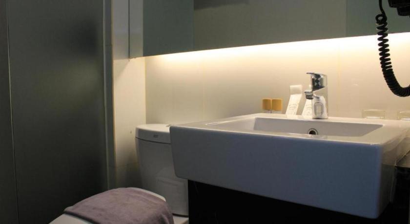 Brits Hotel Караванг Екстериор снимка