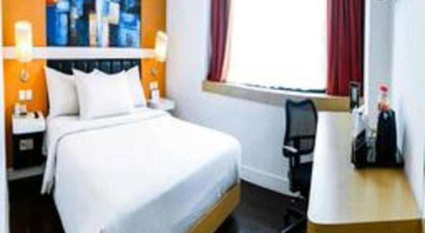 Brits Hotel Караванг Екстериор снимка