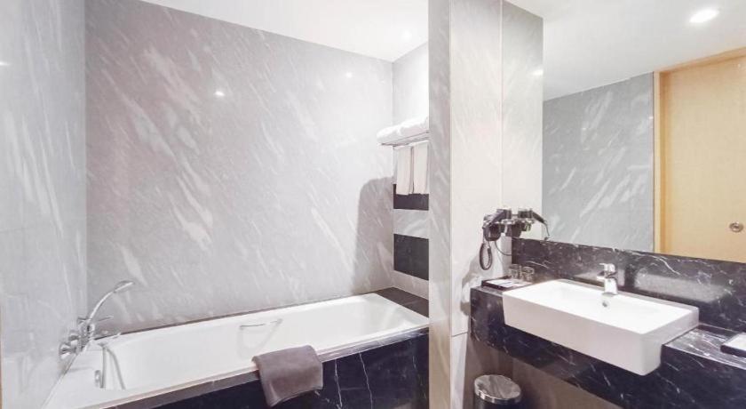 Brits Hotel Караванг Екстериор снимка