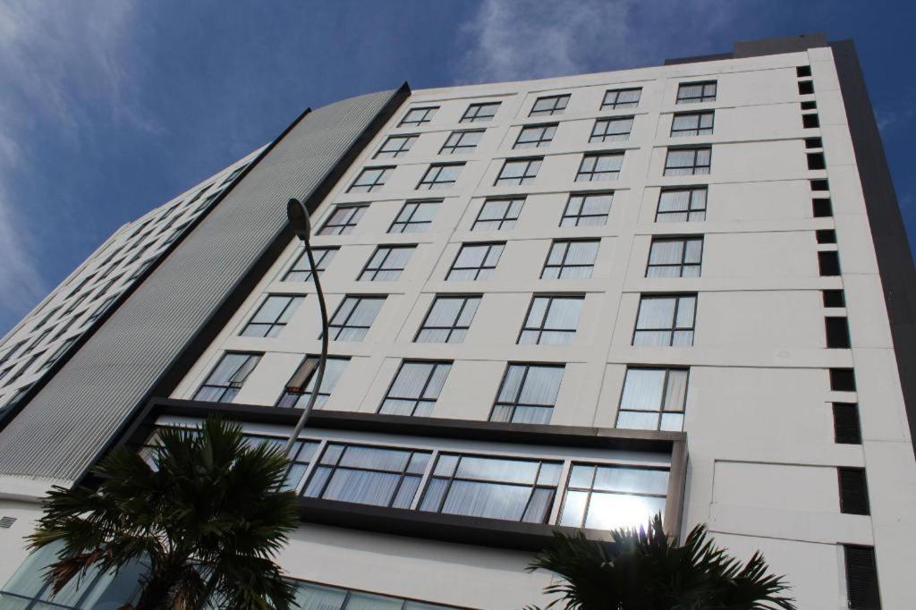 Brits Hotel Караванг Екстериор снимка